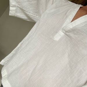 Brand new. Never worn. Vineyard vines. White crepe top.